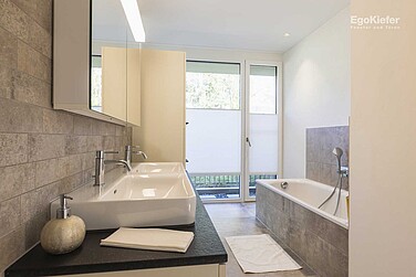Salle de bains de la maison individuelle à Ruggell avec fenêtre EgoAllstar en bois/aluminium d'EgoKiefer