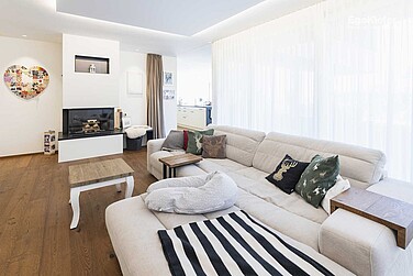 Salle de séjour de la maison individuelle à Ruggell avec fenêtres EgoKiefer en bois/aluminium EgoAllstar