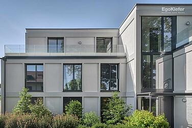 Photo de l'extérieur de l'immeuble d'appartements Eleganza à Ostermundigen, équipé de fenêtres bois/aluminium EgoSelection