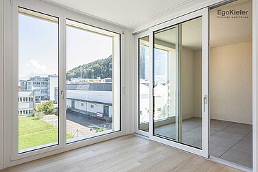 Vue intérieure de la loggia, fenêtres et une porte coulissante à levage visibles, développement du centre "Grossmatte West", Littau/Lucerne