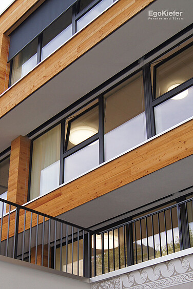Vista esterna con finestre in PVC/alluminio EgoAllround, casa di cura, Chasa Puntota a Scuol