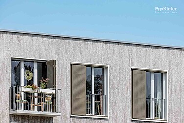 [Translate to fr-ch:] Detailaufnahme eines Mehrfamilienhause Huebergasse in Bern mit drei Kunstsoff-Fenstern im Bild