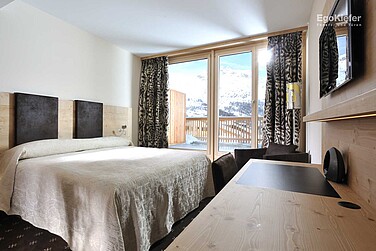 Vue intérieure, chambre d'hôtel, Hôtel Alpinerock Surlej, Pontresina Vista interna, camera di hotel, Hotel Alpinerock Surlej, Pontresina