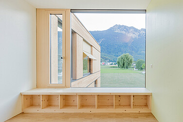 Innenaufnahme eines Holz/Alu-Fensters EgoAllstar, Neubaus Fondation «La Chaloupe», Collombey 