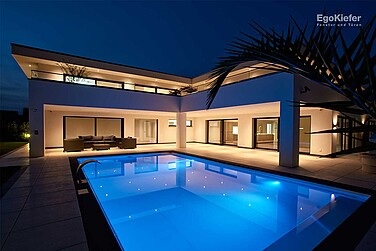 Casa unifamiliare (villa) Steinach, ripresa esterna con atmosfera crepuscolare, piscina visibile