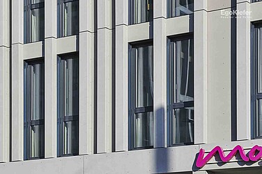 Vista dettagliata dell'esterno, finestre visibili, Moxy Hotel, Wankdorf-City a Berna