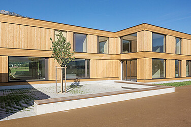 Vista esterna del nuovo edificio della Fondazione "La Chaloupe", Collombey con finestre in legno/alluminio EgoAllstar