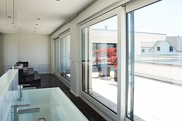 Foto interna di una casa unifamiliare (villa) a Steinach, finestre visibili