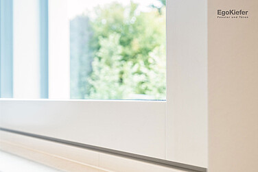 Vue intérieure d'une fenêtre bois/aluminium EgoSelectionPlus, cadre et vantail affleurant