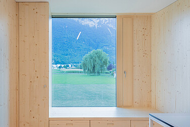 Fotografia interna di una finestra in legno/alluminio EgoAllstar, nuovo edificio Fondation "La Chaloupe", Collombey 