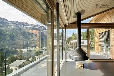 Vue intérieure d'un immeuble d'appartements Via Tinus à St. Moritz avec une vue magnifique 