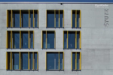 Siège de la société Stutz AG à St-Gall, vue de devant avec les fenêtres