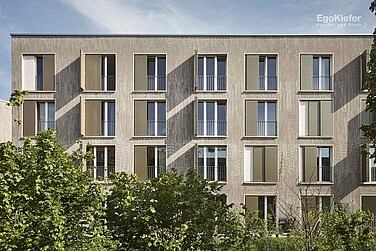 Vue frontale d'un immeuble d'habitation du nouveau bâtiment Huebergasse à Berne avec des fenêtres en PVC EgoKiefer EgoAllround