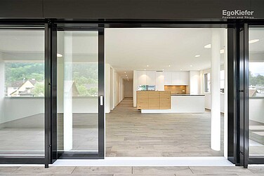 Photo extérieure, détail d'une porte coulissante à levage ouverte, immeuble d'habitation Living Berneck