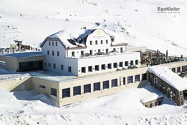 Vue aérienne du restaurant de montagne Muottas Muragl en hiver