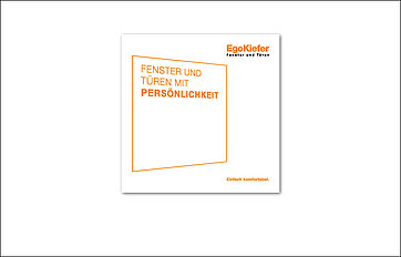 EgoKiefer Werbeplakat mit dem Slogan 'Fenêtres et portes avec des personnalités' auf weißem Hintergrund