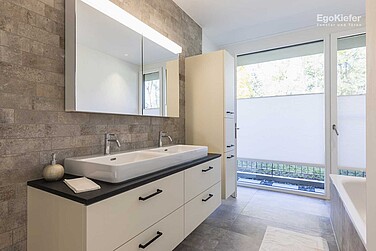 Salle de bains de la maison individuelle à Ruggell avec fenêtre EgoAllstar en bois/aluminium d'EgoKiefer