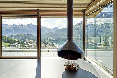 Photo d'intérieur avec une vue magnifique sur le lac de St. Moritz