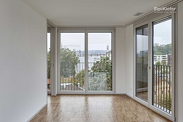 Vue de l'intérieur du lotissement "Am Chatzenbach", Zurich, avec des fenêtres en bois/aluminium EgoAllstar