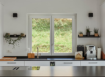 Vue intérieure de la cuisine avec vue sur l'extérieur, fenêtre en PVC EgoKiefer
