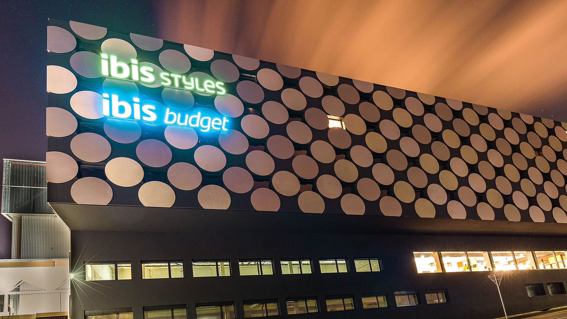 Photo extérieure, Hôtel Ibis à Genève, illuminé