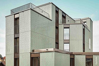 Aussenaufnahme eines Mehrfamilienhauses der Wohnsiedlung "Am Chatzenbach", Zürich mit Holz/Aluminium-Fenstern EgoAllstar