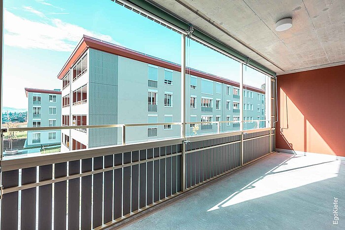 Balcone coperto con vista sui condomini vicini nel complesso Scheidegg a Steffisburg Berna