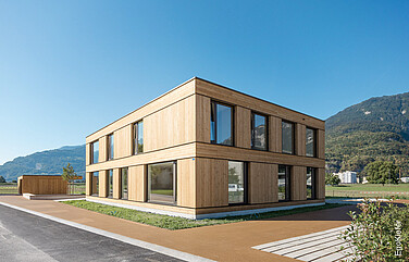 Aussenaufnahme des Neubaus Fondation «La Chaloupe», Collombey mit Holz/Aluminium-Fenstern EgoAllstar