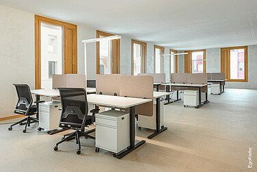 Innenaufnahme eines Büroraums in den Räumlichkeiten von FlexOffice im Büro- und Verwaltungsgebäude JED2226 in Schlieren, im Bild sind mehrere EgoKiefer Holz/Aluminium-Fenster EgoSelection mit integrierter Lüftungsklappe sichtbar
