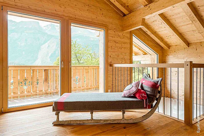 Innenaufnahme Einfamilienhaus in Schwanden, Blick aus dem Fenster, grosser Schlitten als Dekoration im Raum
