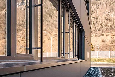Detaillaufnahme Fensterfront vom Produktionsgebäude BC-Tech AG in Domat/Ems
