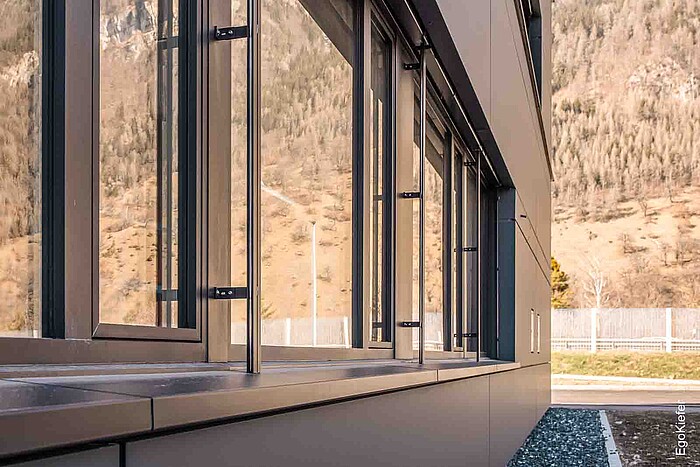 Detaillaufnahme Fensterfront vom Produktionsgebäude BC-Tech AG in Domat/Ems
