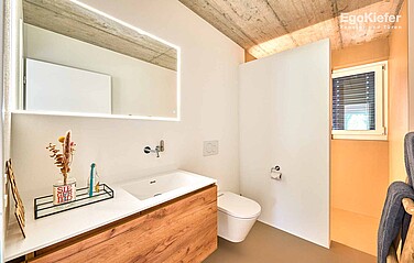 Modernes Badezimmer mit Holzwaschtisch und Spiegel mit LED-Beleuchtung
