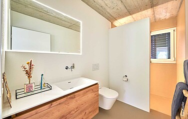 Modernes Badezimmer mit Holzwaschtisch und Spiegel mit LED-Beleuchtung