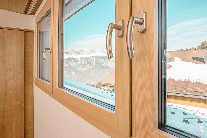 Vista interna dell'Hotel Tannenboden, Flumserberg, finestra frontale con bella vista sul panorama montano