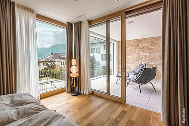 Innenaufnahme aus dem Schlafzimmer des EFH/Villa in Liechtenstein, Hebeschiebetüre sichtbar