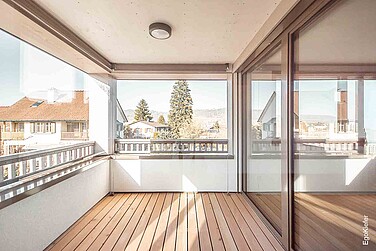 Aussenaufnahme des Mehrfamilienhauses Schööfferwis in Kaltenbach mit Holz/Aluminium-Fenstern EgoAllstar, Bild von der Terrasse