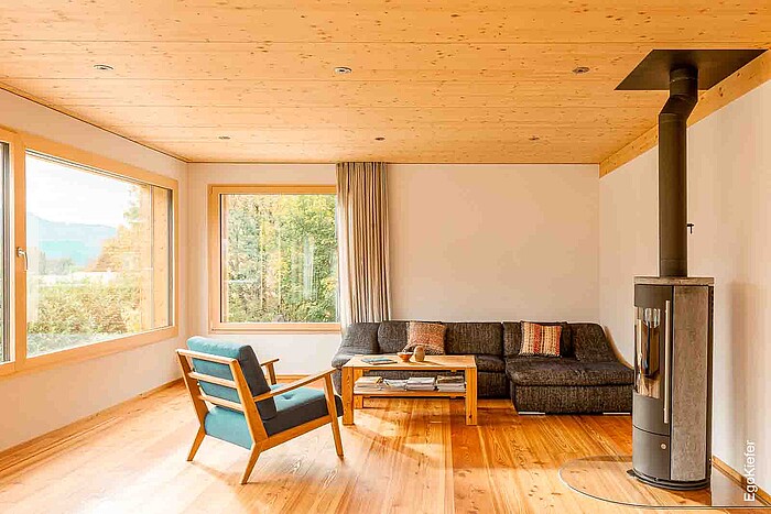 Innenaufnahme eines Einfamilienhauses in Ringgenberg, Blick aus dem Wohnzimmer