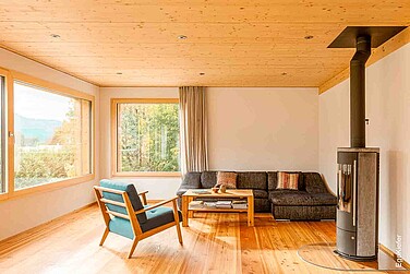 Innenaufnahme eines Einfamilienhauses in Ringgenberg, Blick aus dem Wohnzimmer