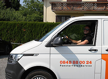 Un employé de service regarde par la fenêtre de la voiture