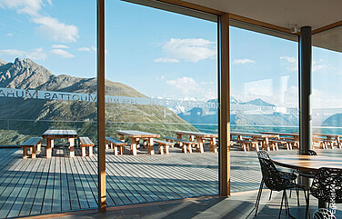 Innenaufnahme Bergrestaurant Muottas Muragl mit Sicht auf das Bergpanorama