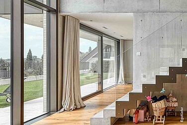 Innenaufnahme eines Einfamilienhauses in Muri, EgoKiefer Holz/Aluminium-Hebeschiebetüren XL<sup>®</sup>2020 sichtbar