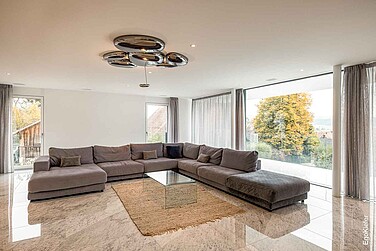 Einfamilenhaus/Vlla in Hallau, Innenaufnahme des Wohnzimmers, viel Tageslicht dank EgoKiefer Fenstern