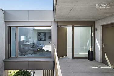 Aussenansicht, Einfamilienhaus (Villa) in Lugnorre mit EgoSelectionPlus-Fenstern und wunderschöner Eingangstür