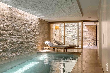 Innenaufnahme Untergeschoss, Swimmingpool und Hebeschiebetüre sichtbar