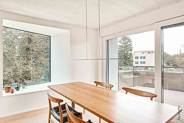Innenaufnahme aus dem Esszimmer, Wohnüberbauung Zihl, Nidau, Holz/Aluminium Hebeschiebetüre sichtbar