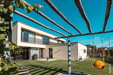 Aussenaufnahme aus dem Garten des Einfamilienhauses in Ruggell mit EgoKiefer Fenstern