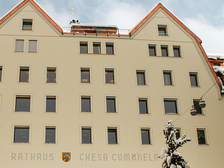 Bâtiment municipal de St. Moritz, vue frontale, plusieurs fenêtres visibles
