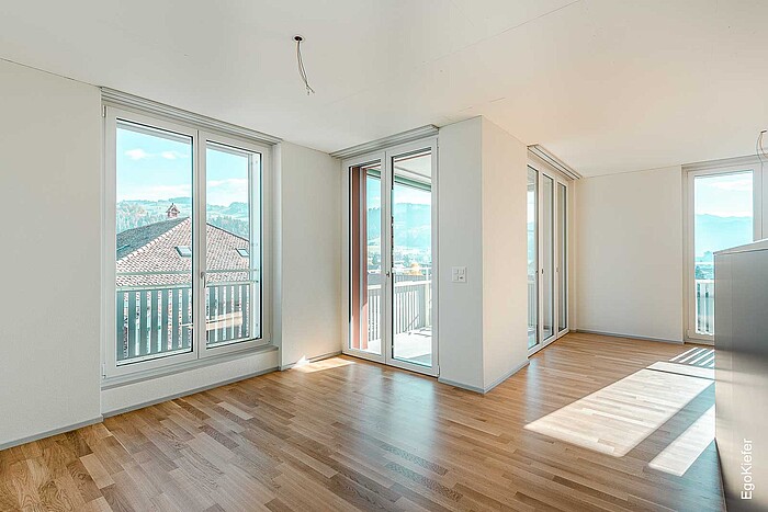 Soggiorno luminoso e pieno di luce con grandi finestre in PVC EgoKiefer