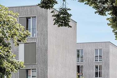 Wohnbaugenossenschaft Huebergass, Bern, die Schiebeläden verleihen dem Stakkato der weissleuchteneden Fenster etwas Spielerisches